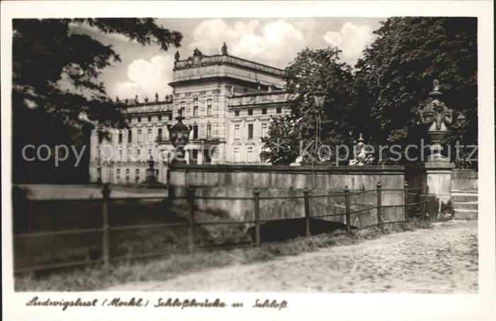 Ludwigslust Schlossbruecke und Schloss