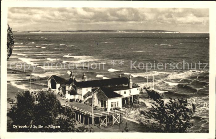 Sellin Ruegen Seebruecke stuermische See