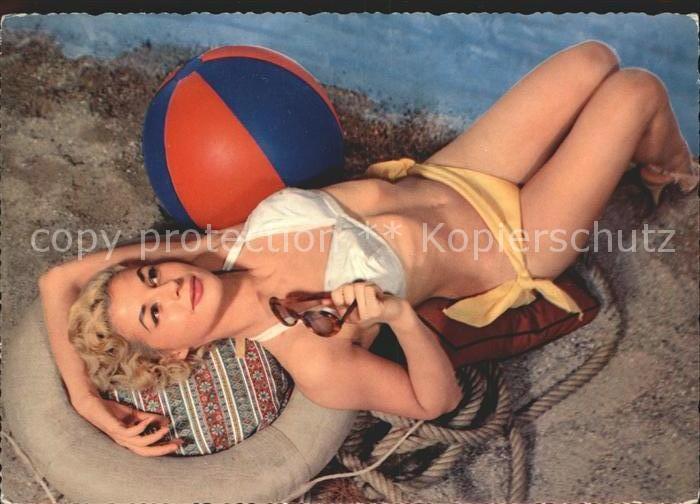 Bademode Frau Strandball Sonnenbrille