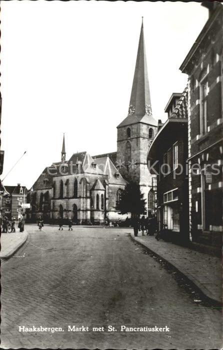 Haaksbergen Markt met St Pancratiuskerk Kirche
