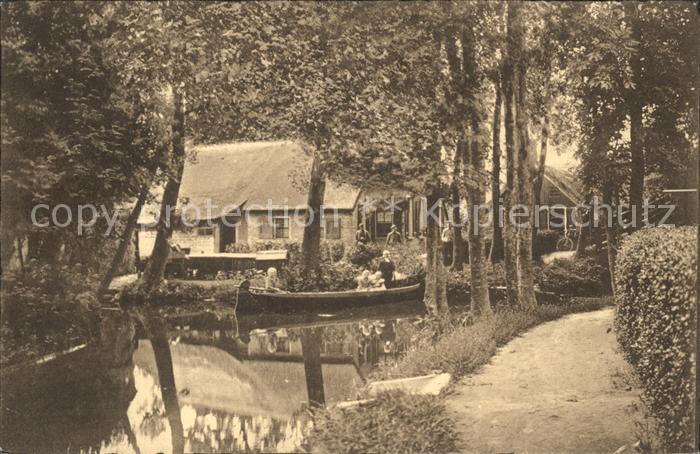 Giethoorn Teilansicht Wasserstrasse Kahn