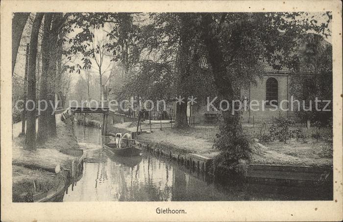 Giethoorn Teilansicht Kahn Wasserstrasse
