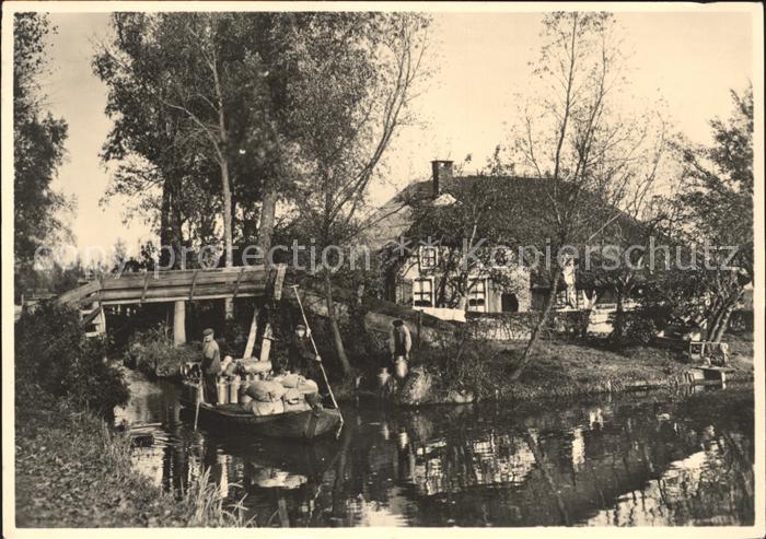 Giethoorn Teilansicht Wasserstrasse Kahn