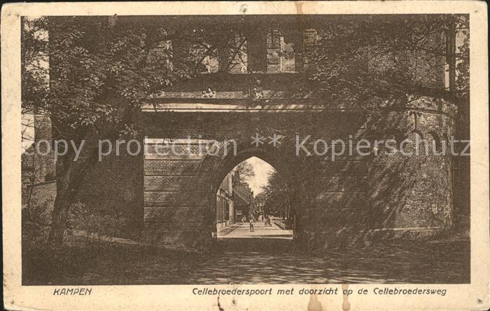 Kampen Niederlande Cellebroederspoort met doorzicht op de Cellebroedersweg