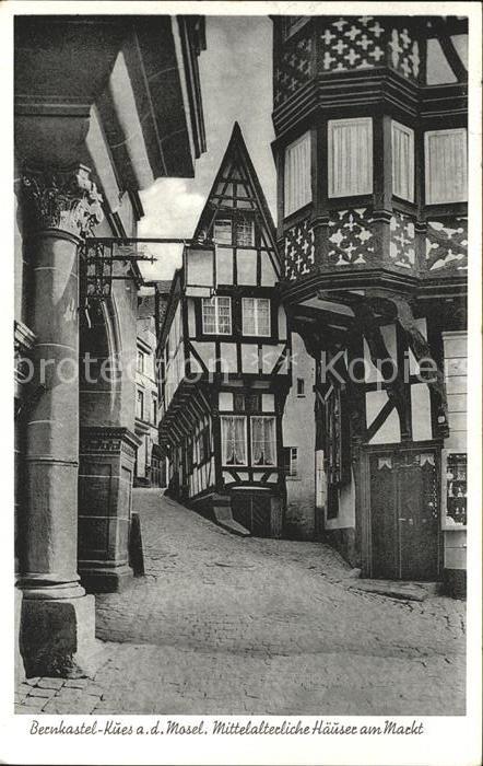 BERNKASTEL-KUES Berncastel Rheinland-Pfalz Mittelalterliche Haeuser am Markt Fac