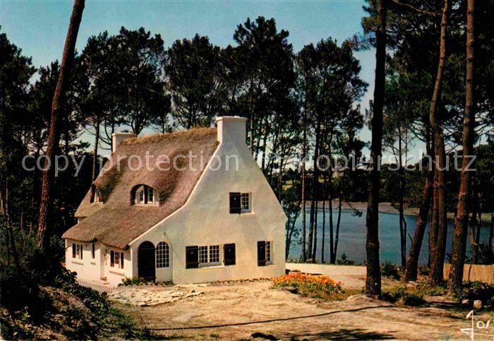 La Chaumiere Bretonne sur le bord de la riviere