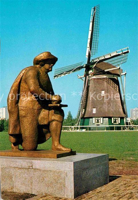 Amsterdam Niederlande De Riekermolen aan de Amstel met monument van Rembrandt