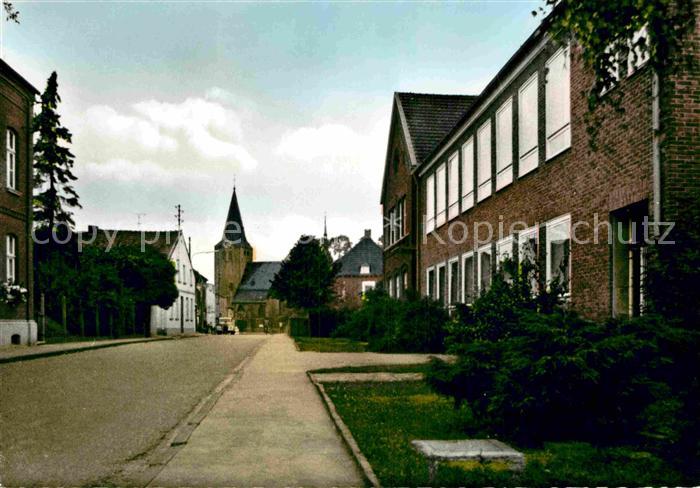 Niederkruechten Dr Lindemann Str mit Schule und Kirche