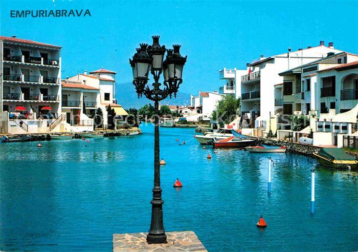 Empuriabrava Detalle de las construcciones Haeuserpartie am Wasser