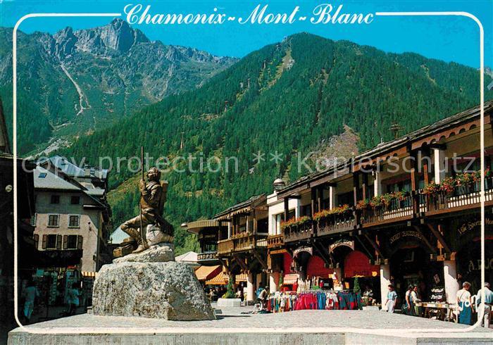 Chamonix Monument du Docteur Paccard et au fond le Brevent et Planpraz Mont Blan