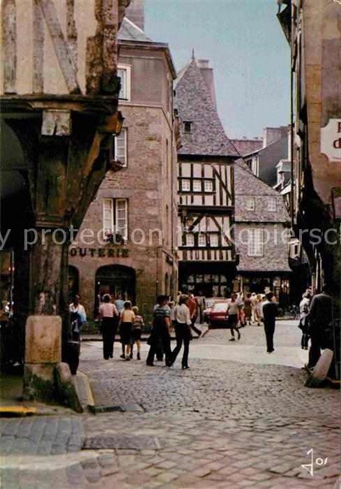 Dinan 22 Place de l'Apport et les porches