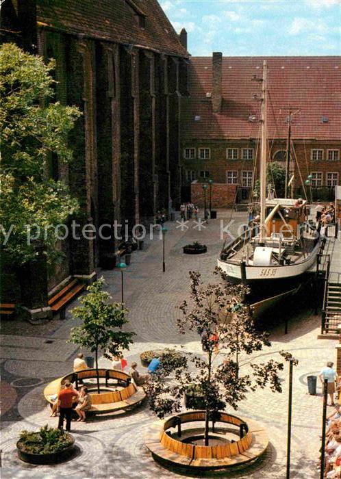 Stralsund Mecklenburg Vorpommern Meeresmuseum Museumsvorhof mit Kutter