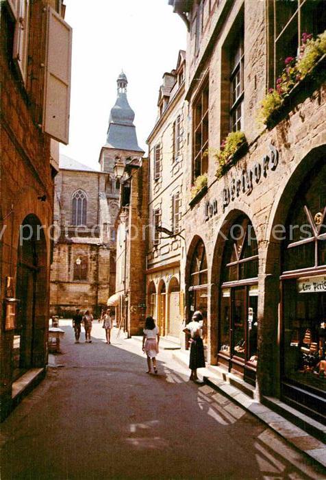 Sarlat-la-Caneda Rue de la Liberte et la Cathedrale