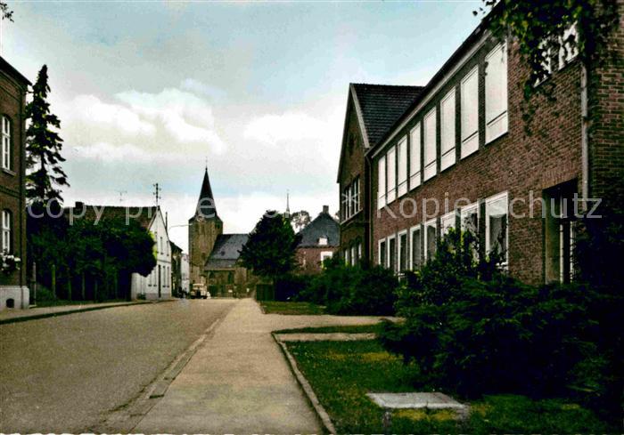 Niederkruechten Dr Lindemann Strasse mit Schule und Kirche