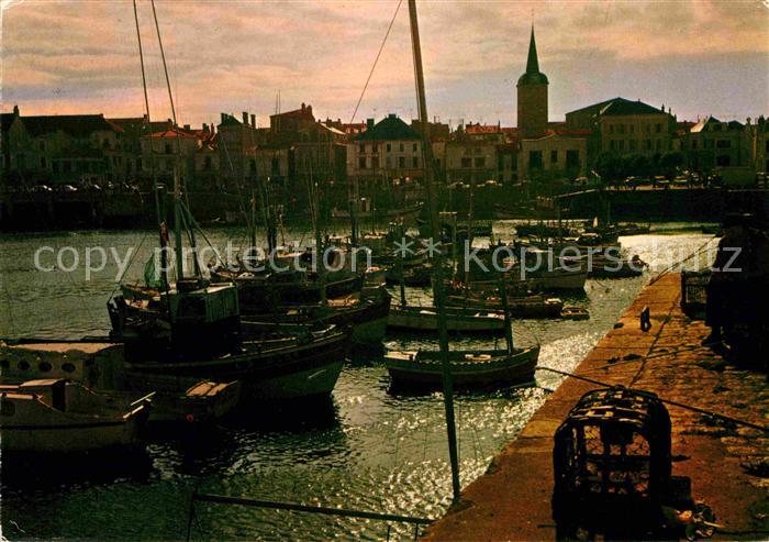 Les Sables-d Olonne Coucher de soleil sur le port de peche