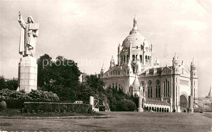 Lisieux Basilique Statue de Sainte Therese Entr