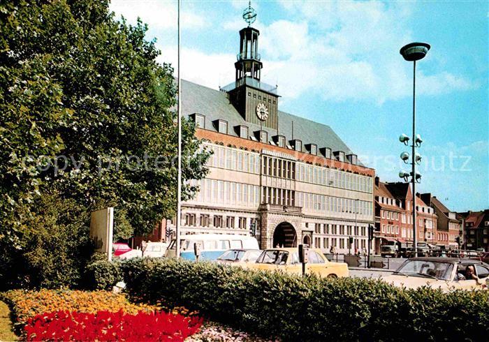 Emden Ostfriesland Rathaus mit Vorplatz