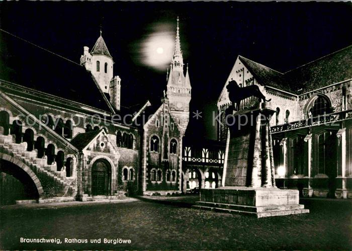 BRAUNSCHWEIG  CITY Rathaus und Burgloewe Nachtaufnahme