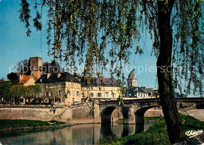 Montignac Dordogne Pont sur la Vezere Chateau Clocher de l'eglise