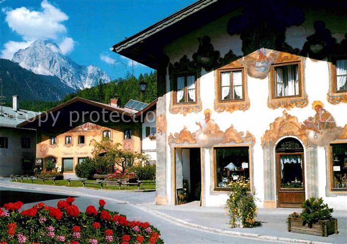 Mittenwald Bayern Haeuser mit Fassadenmalerei Wettersteinspitze