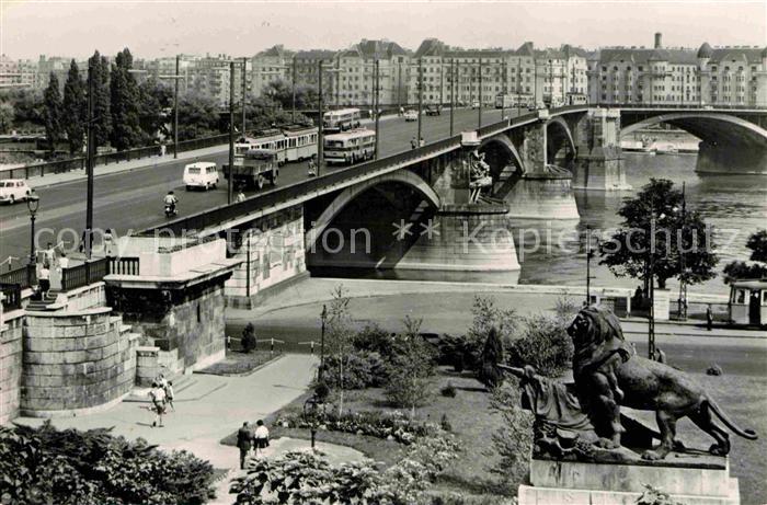 Budapest Margit hid Margaretenbruecke LLoewenskulptur Donau