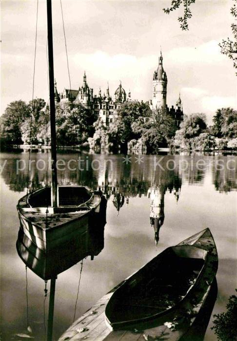 Schwerin Mecklenburg Schloss Paedagogische Schule Boot See