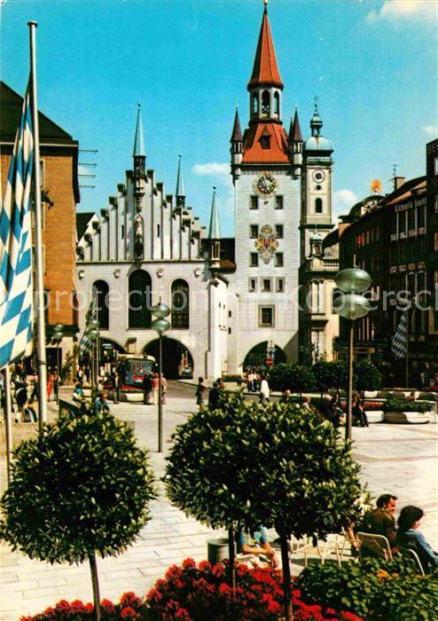 Muenchen Bayern Marienplatz mit Altem Rathaus 15. Jhdt.