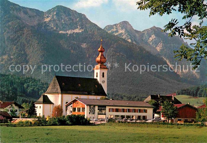 Inzell Traunstein Bayern Pfarrkirche mit Haus des Gastes gegen Rauschberg Chiemg