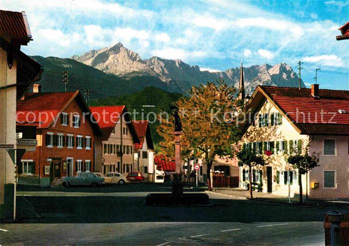GARMISCH-PARTENKIRCHEN Bayern Floriansbrunnen mit Zugspitzgruppe Wettersteingebi