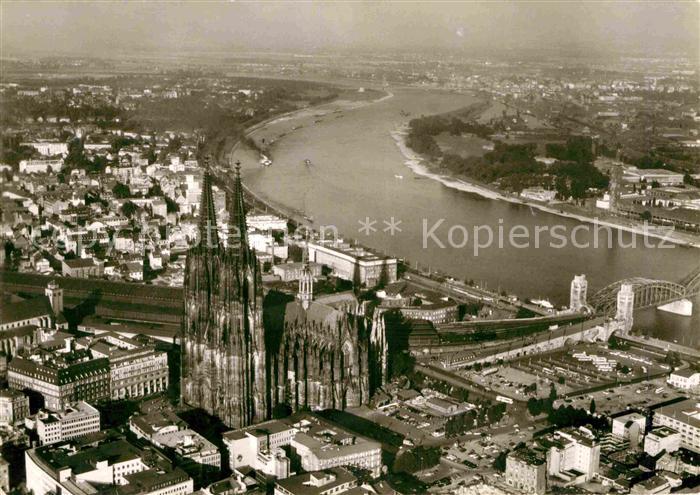 Koeln Rhein Fliegeraufnahme Dom und Rheinpartie