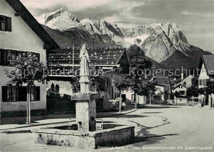 GARMISCH-PARTENKIRCHEN Bayern Sonnenbergstrasse mit Zugspitzgruppe