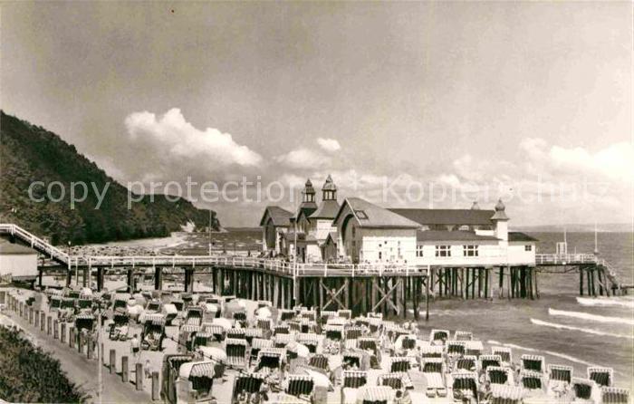 Sellin Ruegen Seebruecke mit Strand