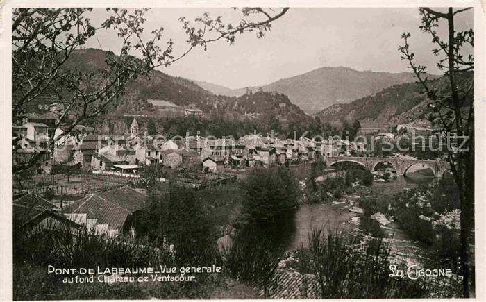 Pont-de-Labeaume Vue generale au fond Chateau de Ventadour