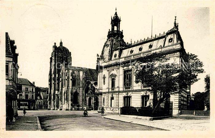 Dreux Caisse d_Epargne et Eglise Saint Pierre