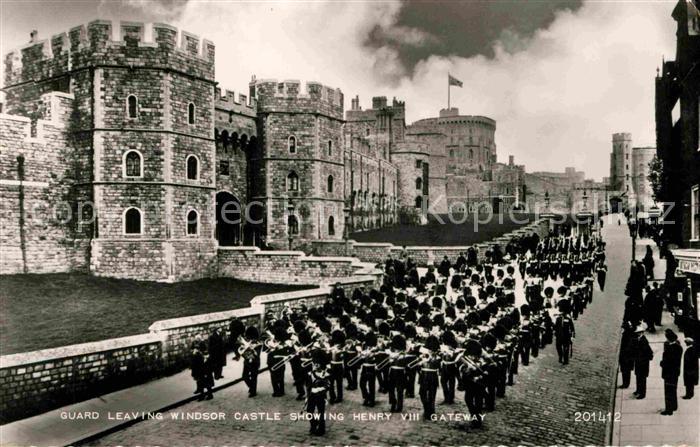 Leibgarde Wache Guard leaving Windsor Castle