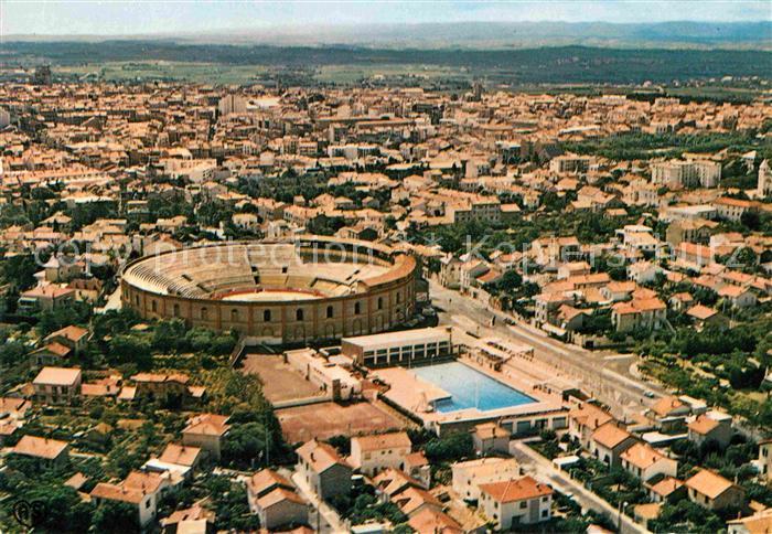 Beziers Vue aérienne sur la ville avec les Arenes et la Piscine