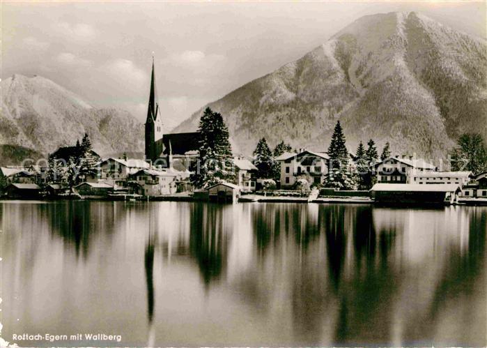 Rottach-Egern Ortsansicht vom Tegernsee aus mit Blick zum Wallberg Mangfallgebir