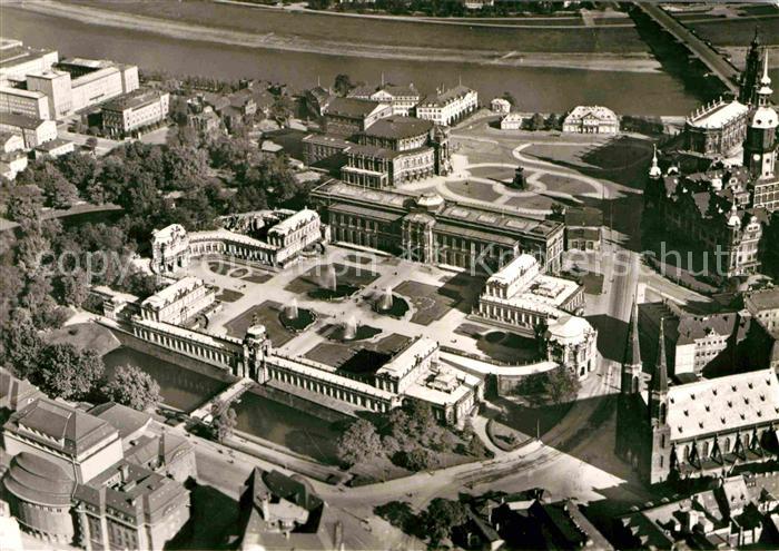 DRESDEN Elbe Zwinger und Theaterplatz vor der Zerstoerung 1945 Fliegeraufnahme