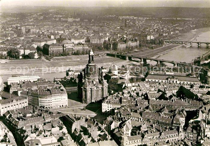 DRESDEN Elbe Blick ueber Neumarkt und Frauenkirche nach Neustadt Fliegeraufnahme
