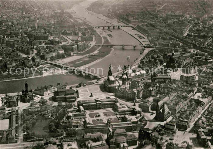 DRESDEN Elbe Neustadt und Altstadt Elbe vor der Zerstoerung 1945 Fliegeraufnahme