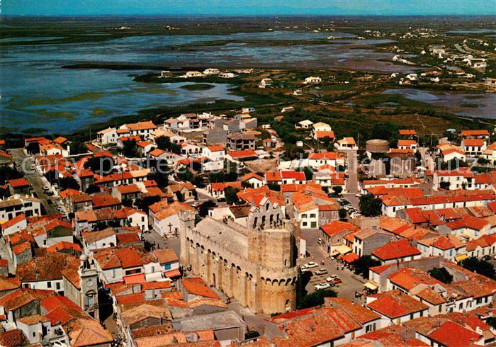 Les Saintes-Maries-de-la-Mer Eglise fortifiee Les Mas Camarguais vue