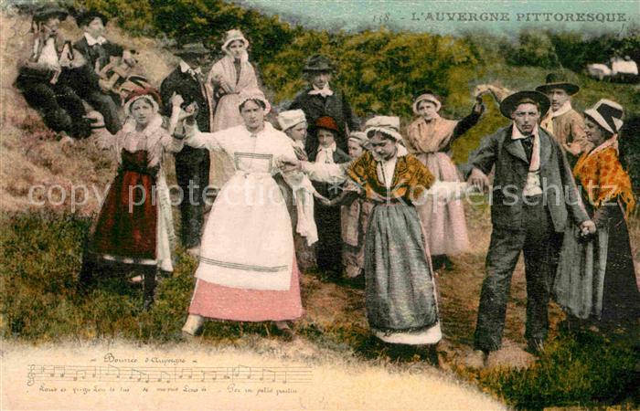 Auvergne Region Tanzen in Tracht im Freien