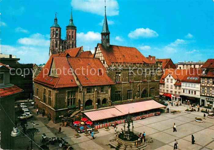 Goettingen Niedersachsen Gaenselieselbrunnen Rathaus und Johanneskirche