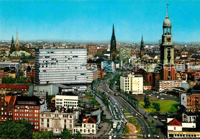 HAMBURG  CITY Ost-West-Strasse mit Tuermen der Stadt