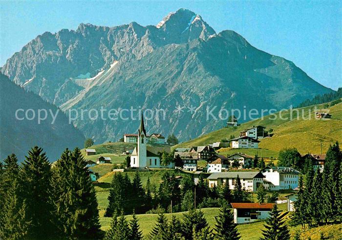 Hirschegg Kleinwalsertal Vorarlberg Ortspartie mit Widderstein