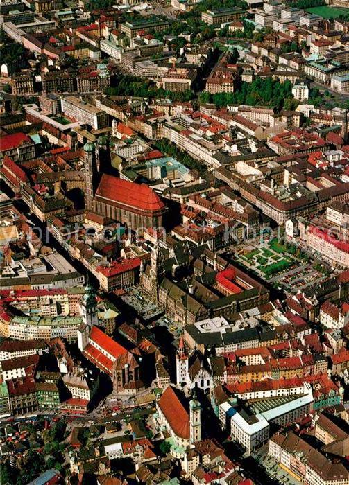 Muenchen Bayern Fliegeraufnahme Stadtzentrum Rathaus Marienplatz Pfarrkirche Fra