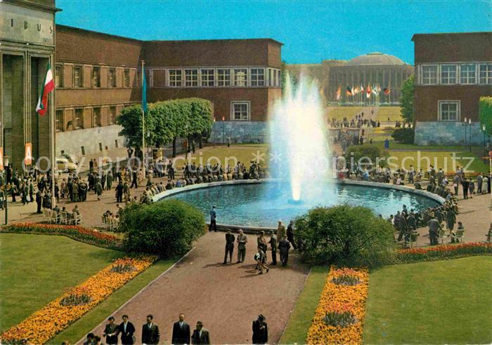 DuessELDORF  CITY Ehrenhof Fontaene Messeeingang Blick zur Rheinhalle