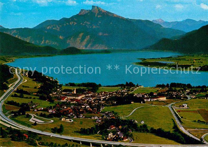 Mondsee Salzkammergut mit Schafberg Autobahn Salzburg Wien Fliegeraufnahme