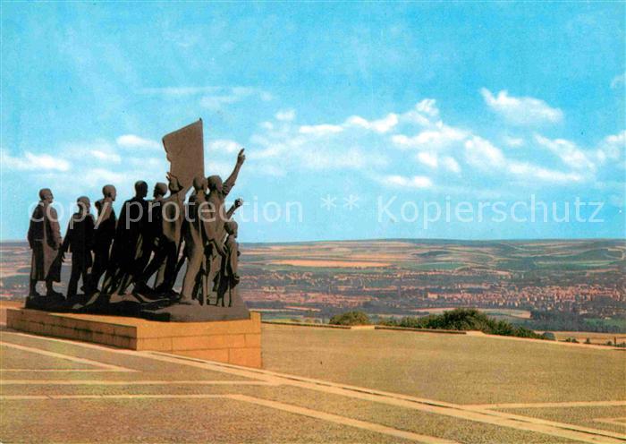 Buchenwald Weimar Nationale Mahn und Gedenkstaette Gruppenplastik Nationalpreist
