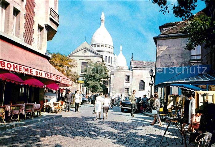 Paris Montmartre Au fond le dome du Sacre Coeur